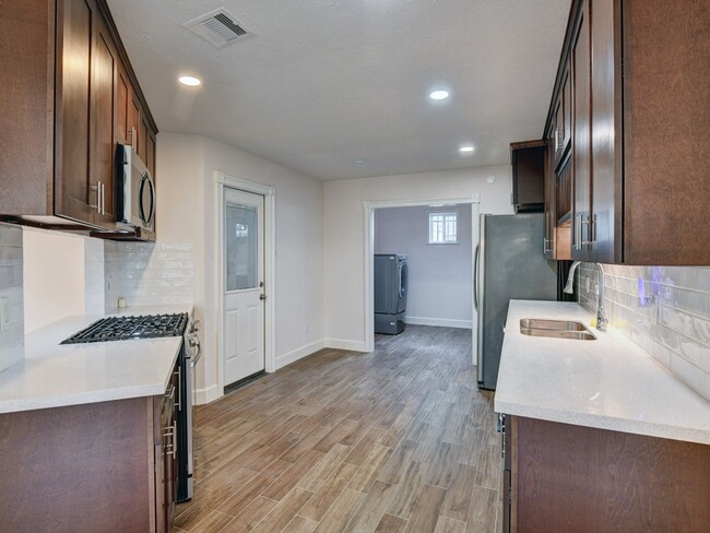 Building Photo - 1306 Mimosa Rd