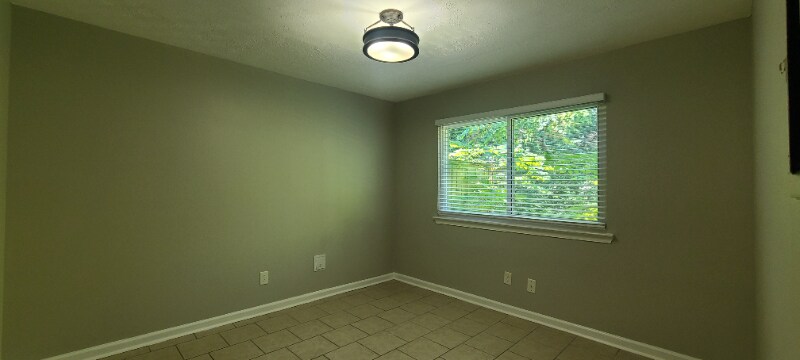 Building Photo - 922 Pine Oak Trail