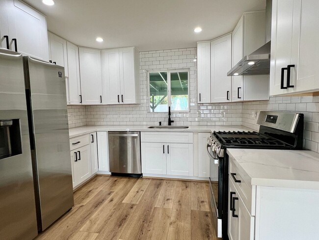 Building Photo - Beautiful, Modern, Upgraded 3 Bedroom 3 Ba...