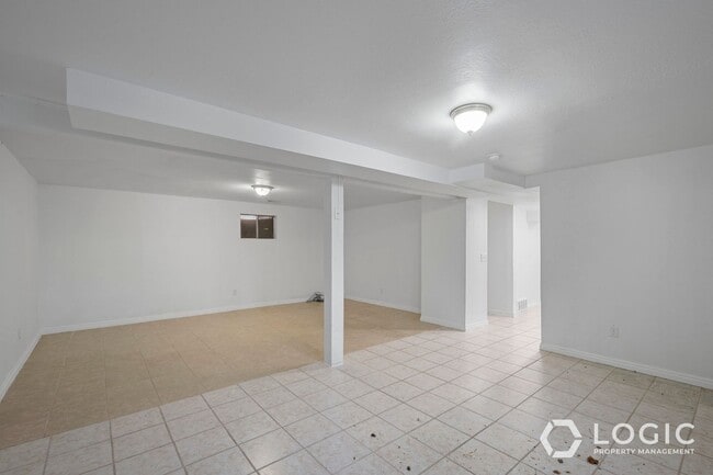 Building Photo - Beautiful Spacious Home in Great Sandy Loc...
