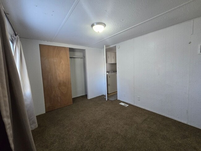 Building Photo - 2 Bed, 2 Bath 1 Office Space Trailer House