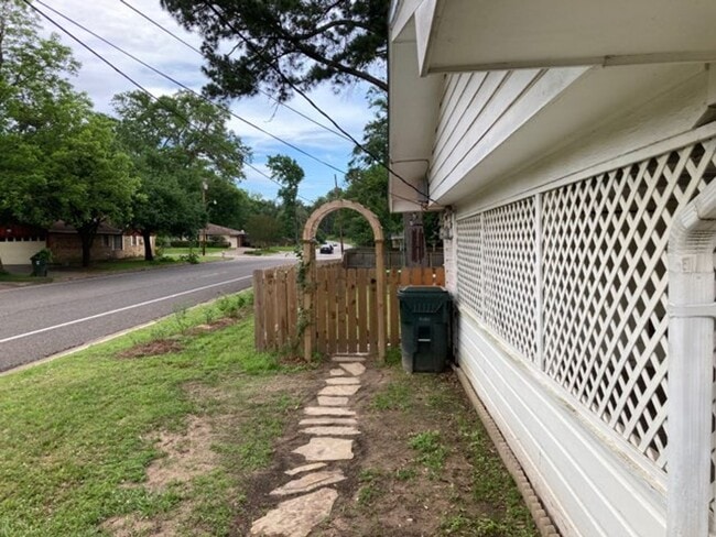 Building Photo - ** 3 Bedroom Rental Steps From Pollard Par...