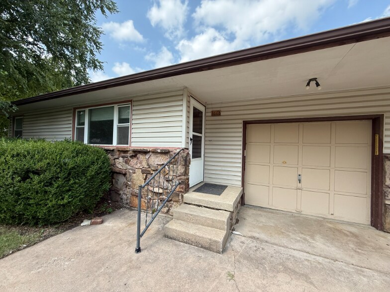 Building Photo - 1603 Timberline Dr