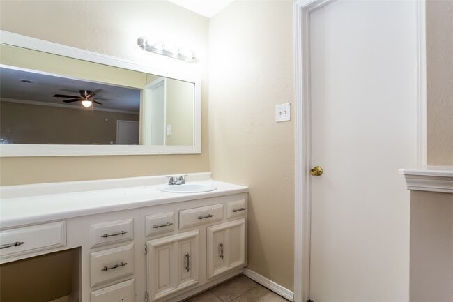 Building Photo - 3327 Sycamore Springs Dr