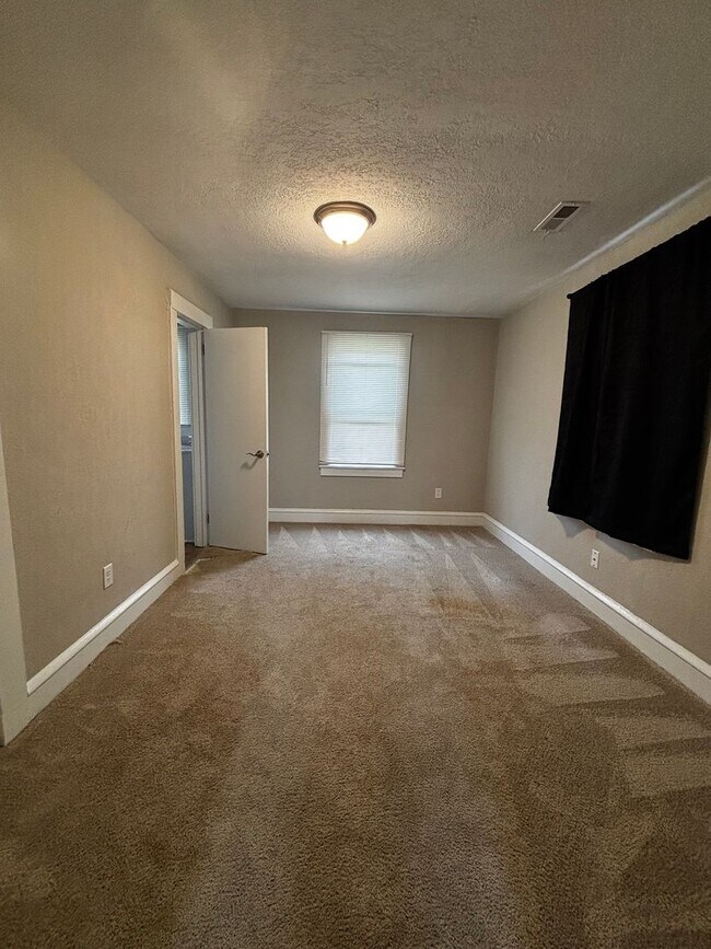 Building Photo - 2 Bedroom 1 Bathroom Single family Ranch l...
