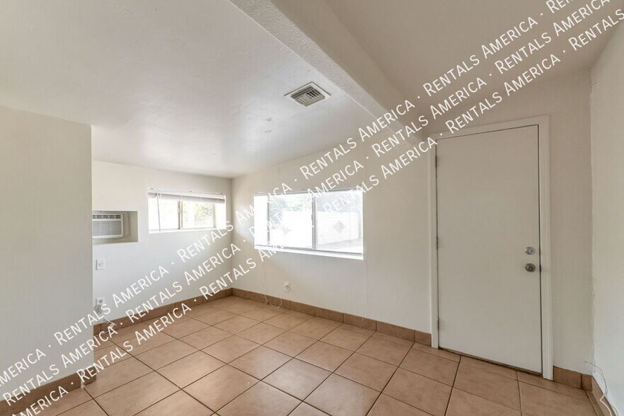 Building Photo - 5111 E Peach St
