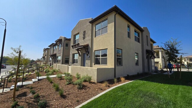 Building Photo - 3 Bedroom 2.5 bath townhouse new community in Ontario