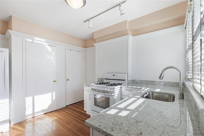 Building Photo - 118 Ocean Ave