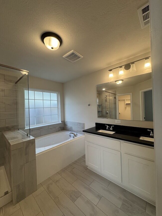 Building Photo - 1340 Kingsgate Dr