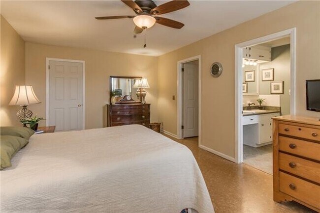 Building Photo - AVAILABLE NOW; 2-Bed/2.5-Bath in Crieve Hall