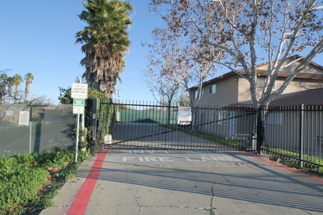 Building Photo - 1214 Sycamore Dr