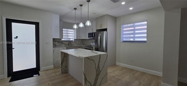 Building Photo - 2731 SW 29th Ave