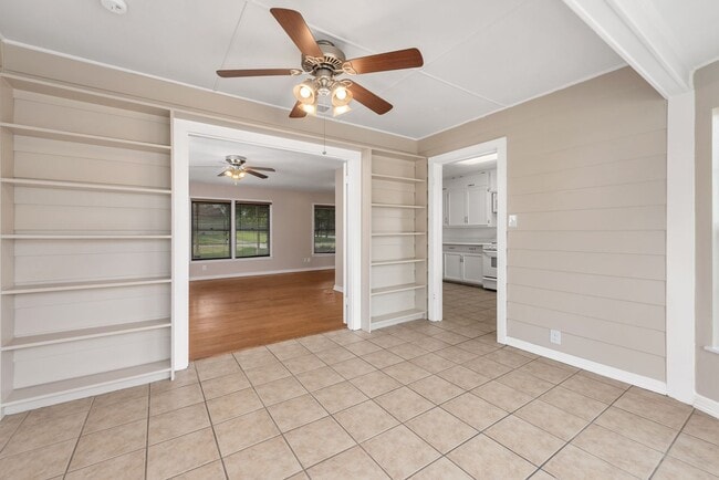 Building Photo - PRE-LEASING Spacious 2 Bed/1 Bath with Har...