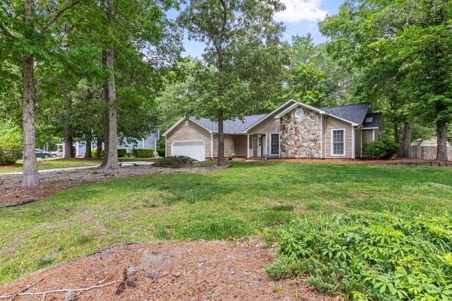 Building Photo - Charming 3-Bedroom Retreat with 2 Full Bat...