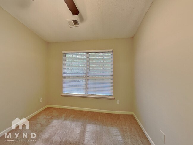 Building Photo - 227 London Dr