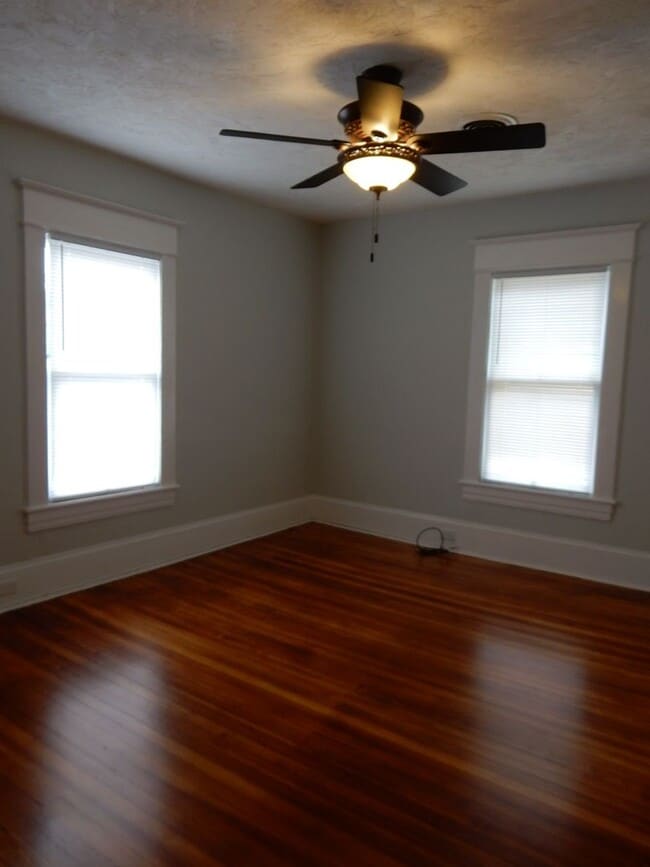 Building Photo - Spacious 3 BR home in Old SW, close to YMC...