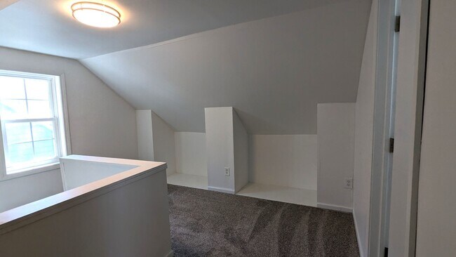 Building Photo - 1874 Manor Dr