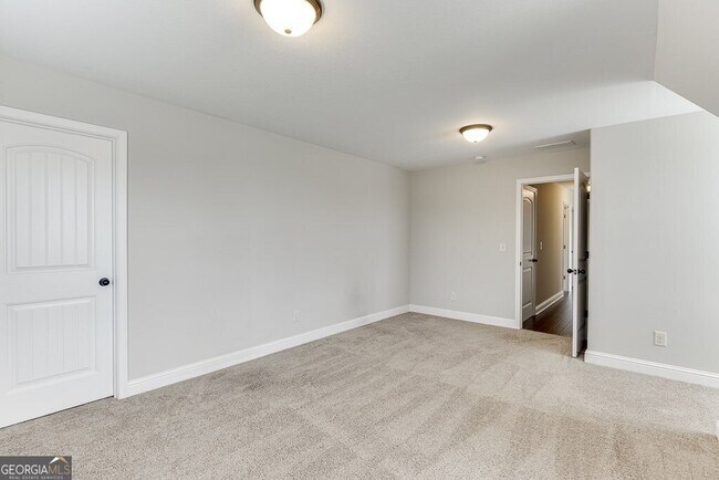 Building Photo - 323 Deer Run Dr