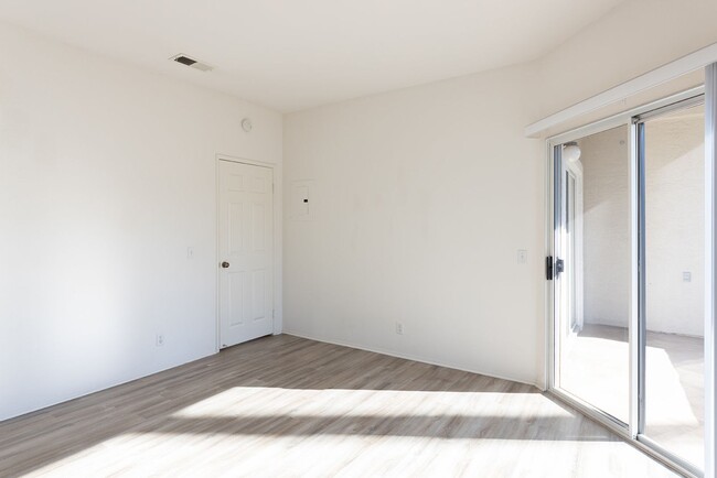 Building Photo - Beautiful corner unit in Lake San Marcos