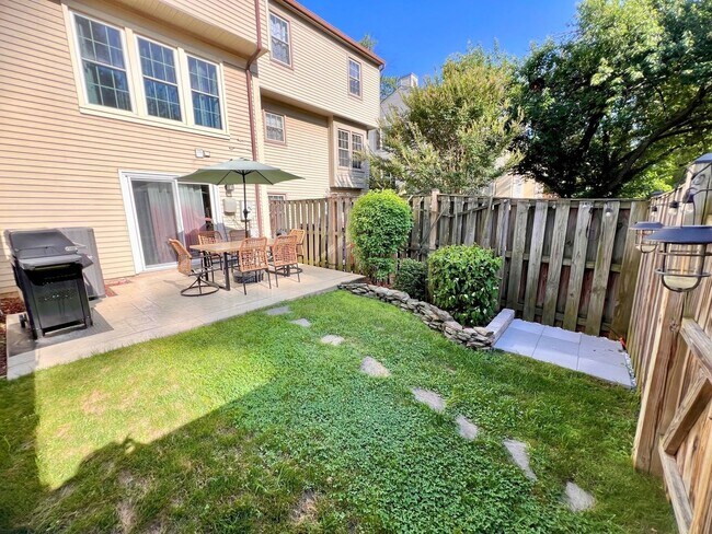 Building Photo - ***Bright and Beautifully Appointed 3BED/3BATH Townhome in Vienna for Rent ***