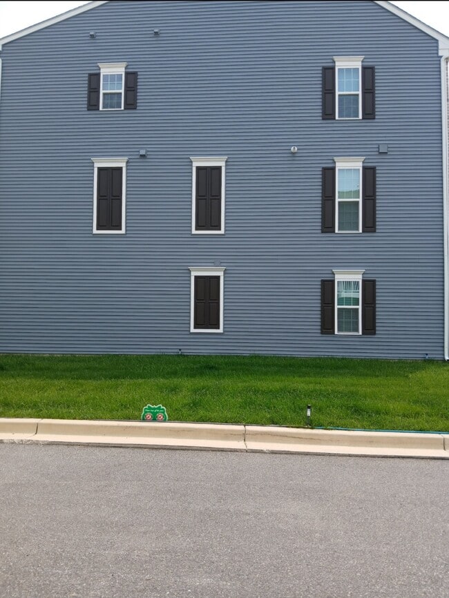 Building Photo - 16201 Picasso Aly