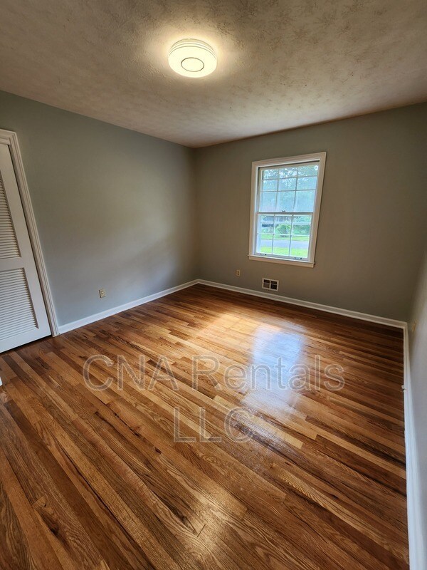 Building Photo - 626 Honeybear Ln