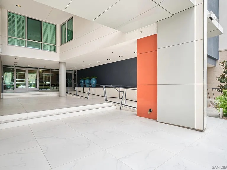 Building Photo - 425 W Beech St