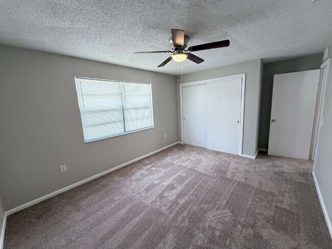Building Photo - "Charming 3-Bedroom Home with 2 Full Baths in Prime Lakeland Location!"