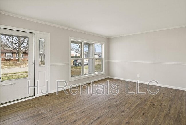 Building Photo - 650 Sherwood Dr