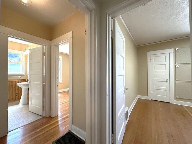 Building Photo - Gorgeous mature home with loads of charm o...