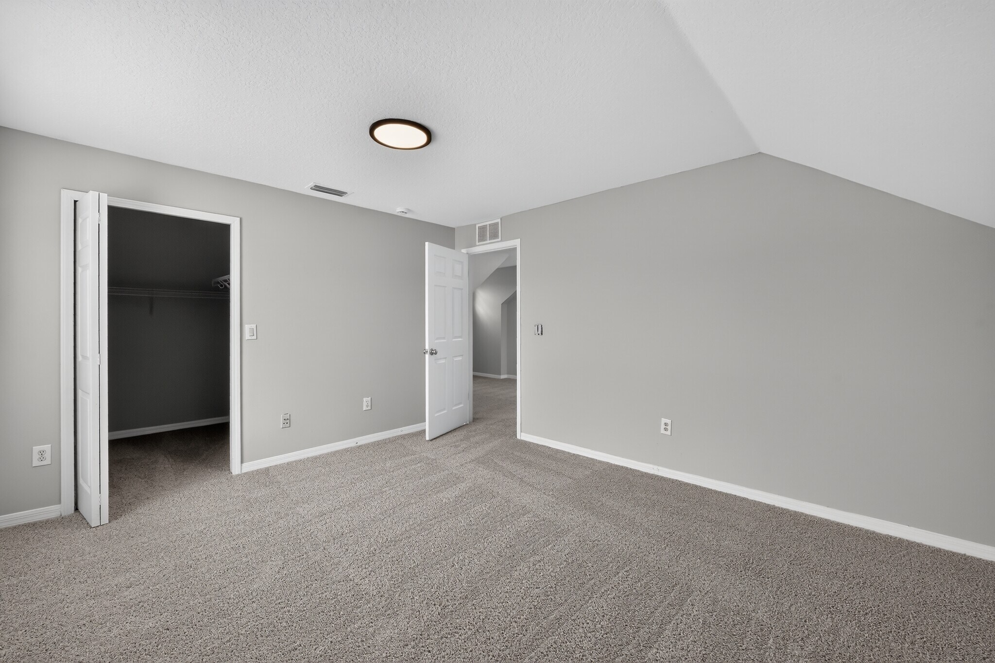 Building Photo - 6641 Cambridge Park Dr