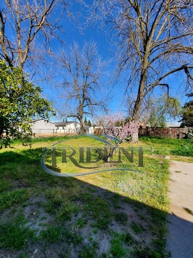 Building Photo - 1825 Sierra Way
