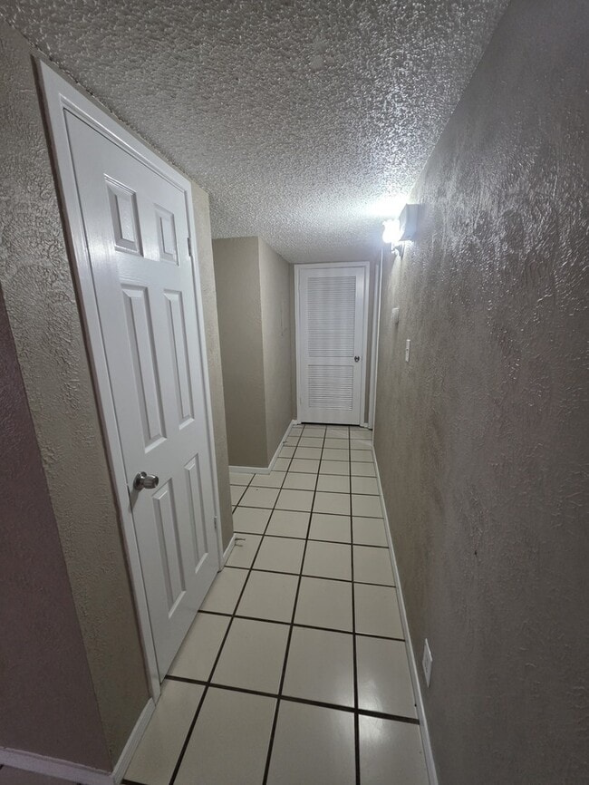 Building Photo - 3 bed 2 bath townhome, 2 car garage
