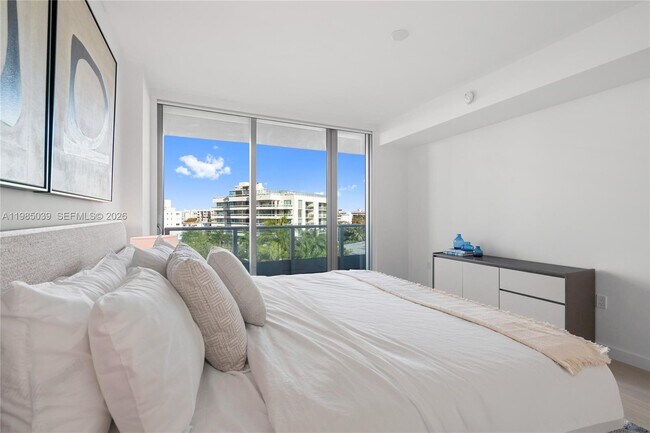 Building Photo - 9201 E Bay Harbor Dr