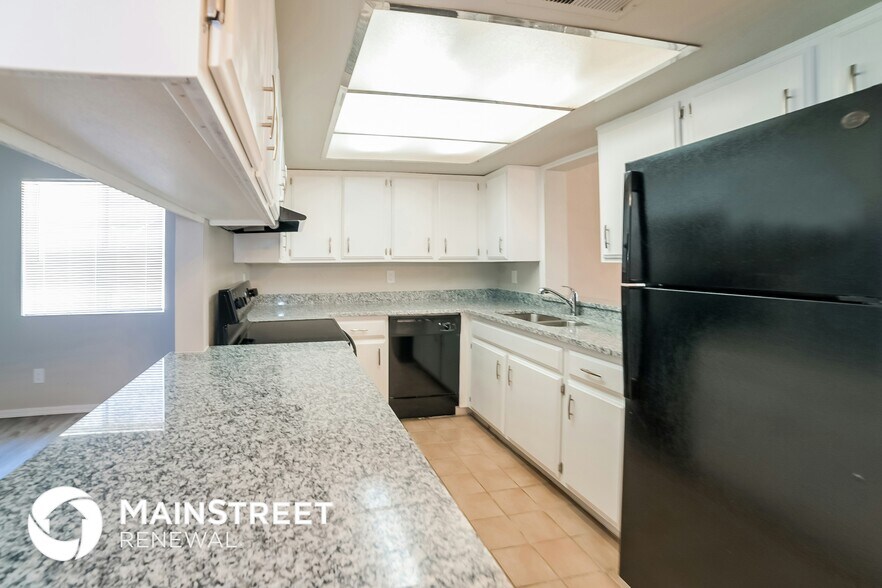 Building Photo - 10414 W Calle De Plata