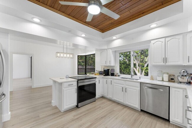 Building Photo - 150 Lucina Dr