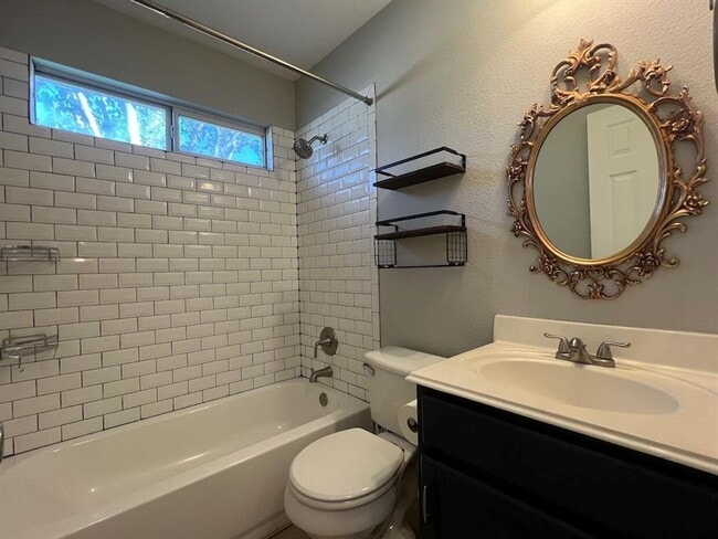 Building Photo - 223 Dana Dr