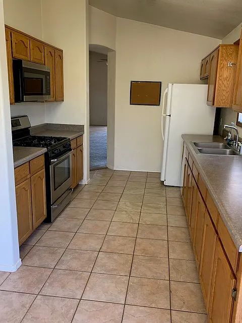 Building Photo - "Charming Sierra Vista Gem: Spacious 3-Bedroom Retreat with 6 Bathrooms on Chaparral Loop!"