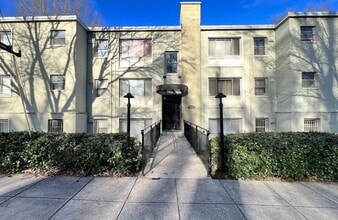 Building Photo - 2844 Hartford St SE