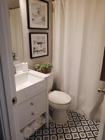 Building Photo - 6915 Foxcroft Dr