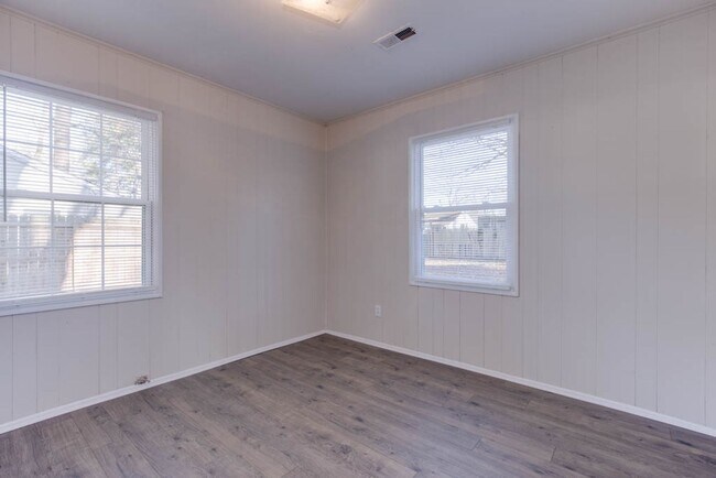 Building Photo - 106 Pine Grove Ave