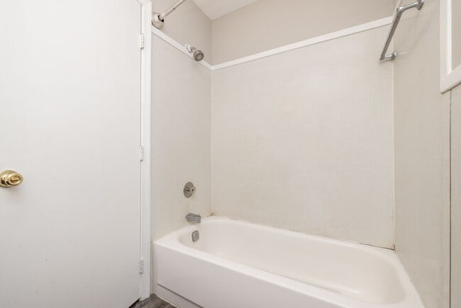 Building Photo - Charming 2-Bedroom Duplex in Colonial Heights