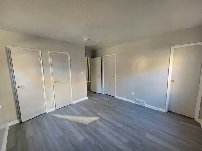 Building Photo - 1500 Luxor Rd