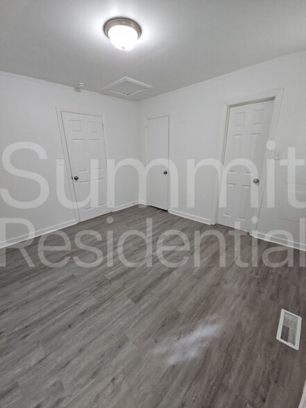 Building Photo - 605 Betty St