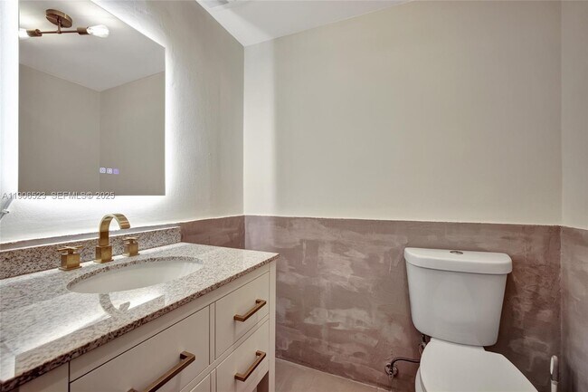 Building Photo - 3375 N Country Club Dr