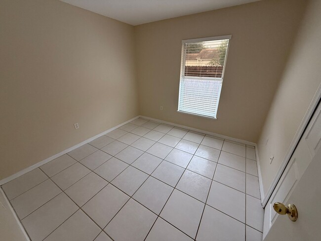 Building Photo - EAST ORLANDO: 3 bed/2 bath, 2 Car Garage A...