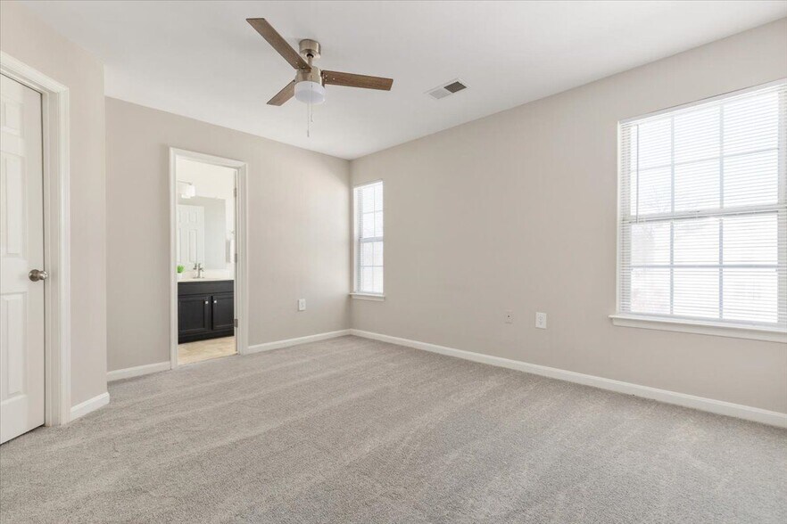 Building Photo - 113 Frazer Dr