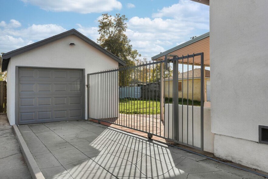 Building Photo - 301 10th St