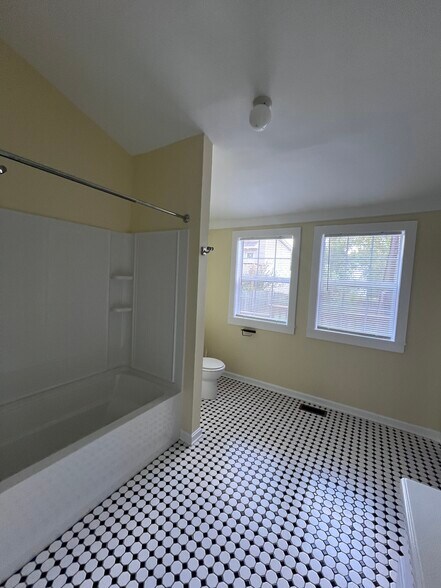 Building Photo - 1402 Hepburn Ave