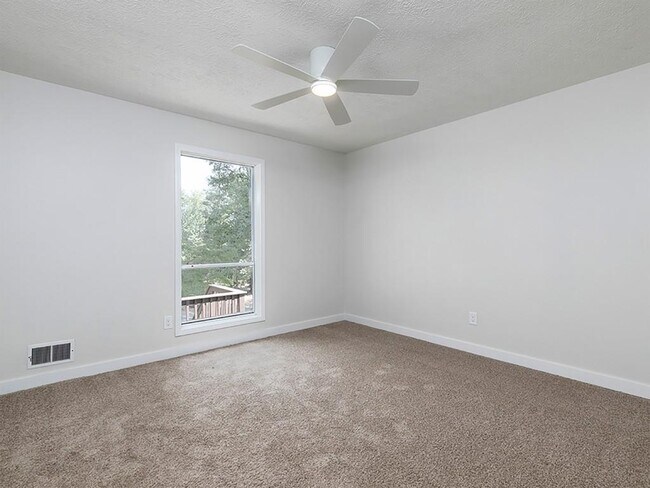 Building Photo - 2506 Kingsley Dr NE